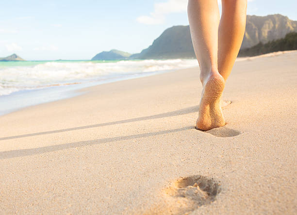 walking on the beach - voeten in het zand stockfoto's en -beelden