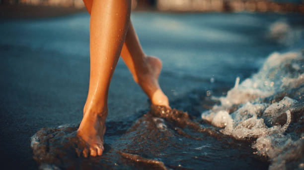 wandelen op het strand. - voeten in het zand stockfoto's en -beelden