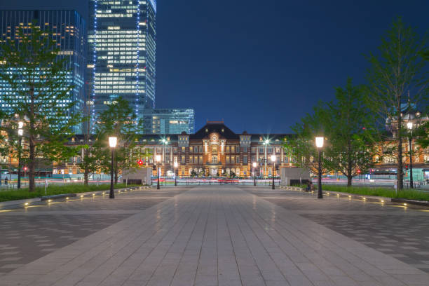 夜の東京駅前の歩道 - 東京駅 ストックフォトと画像