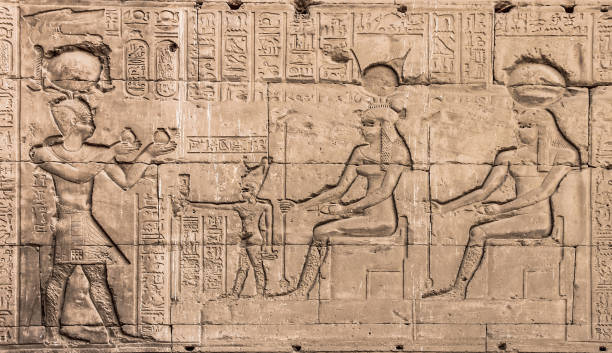 muur van de tempel van hathor op dendera - cleopatra stockfoto's en -beelden