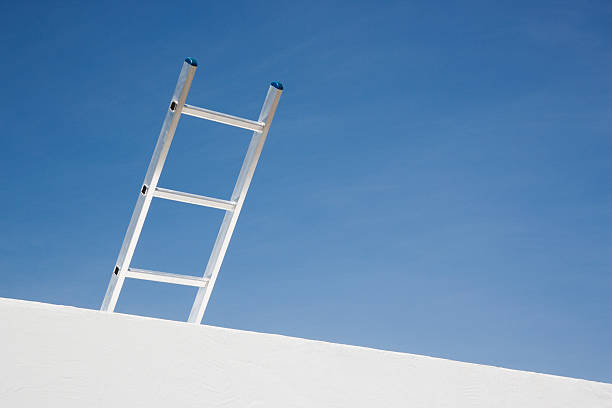 wall with ladder and blue sky - kedatangan konsep potret stok, foto, & gambar bebas royalti