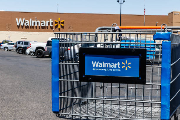 walmart retail location. walmart is boosting its internet and ecommerce presence to keep up with competitors v - boosting imagens e fotografias de stock