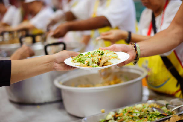 따뜻한 영 세 민 및 노숙자를 위한 음식: 자선 주는 개념 - 먹이기 뉴스 사진 이미지