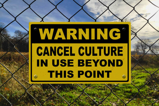 waarschuwing, cultuur annuleren die buiten dit punt in gebruik is - cancelcultuur stockfoto's en -beelden