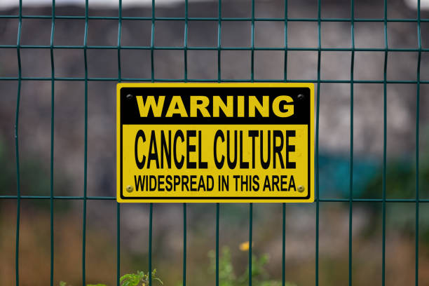 waarschuwing, annuleer cultuur wijdverspreid in dit gebied - cancelcultuur stockfoto's en -beelden