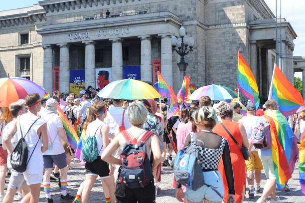 warsaw, poland - june 25, 2022: 2022 warsaw pride parade (equality parade) and kyiv (kyiev) pride parade in warsaw - the biggest celebration of equality in poland for the lgbtq+ community - europride 插圖 個照片及圖片檔