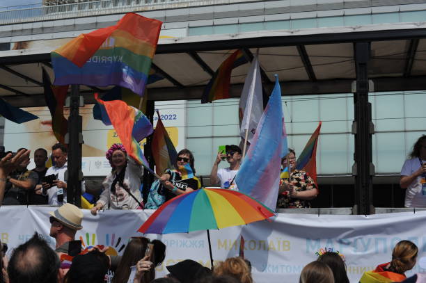 warsaw, poland - june 25, 2022: 2022 warsaw pride parade (equality parade) and kyiv (kyiev) pride parade in warsaw - the biggest celebration of equality in poland for the lgbtq+ community - europride 插圖 個照片及圖片檔