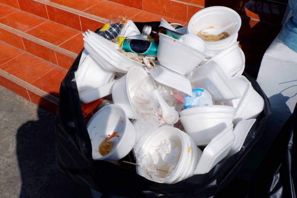 afval schuim lade en plastic, afval vuilnis schuim voedsel lade wit veel stapel op de plastic zwarte zak vies, bin, prullenbak, recycle - polystyreen stockfoto's en -beelden