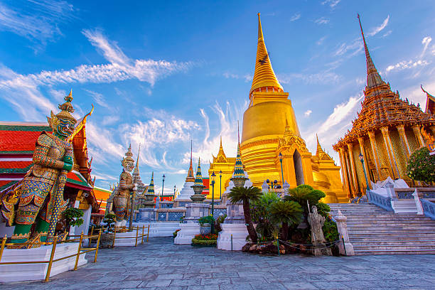 wat phra kaew ancient temple in bangkok thailand - bangkok stockfoto's en -beelden