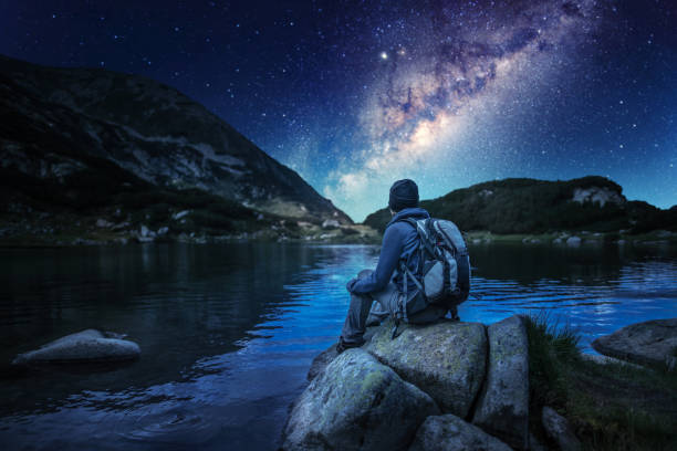 kijken naar majestueuze sterren en melkweg in de bergen 's nachts - astronomie stockfoto's en -beelden