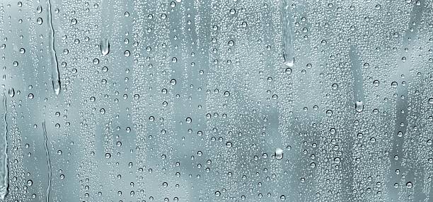 water drops on a window - condensatie stockfoto's en -beelden