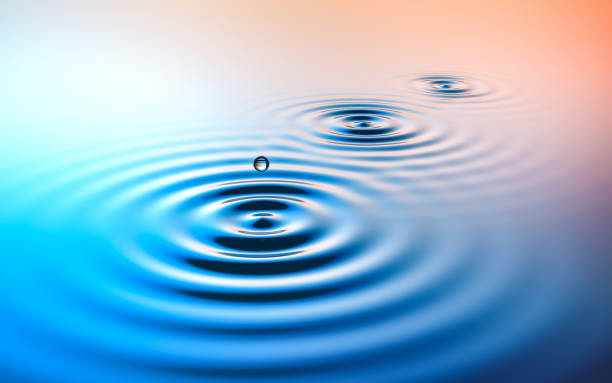 gotas de agua sobre fondo azul - renderizado 3d - ilustración - water fotografías e imágenes de stock