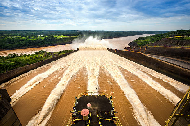 水の放水路でイタイプダム、フォズはイグアス,ブラジル - フォスドイグアス 写真 ストックフォトと画像