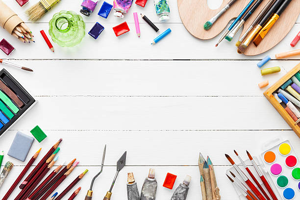 watercolor and oil paints, brushes, pencils, pastel crayon on table. - kunstnijverheid stockfoto's en -beelden