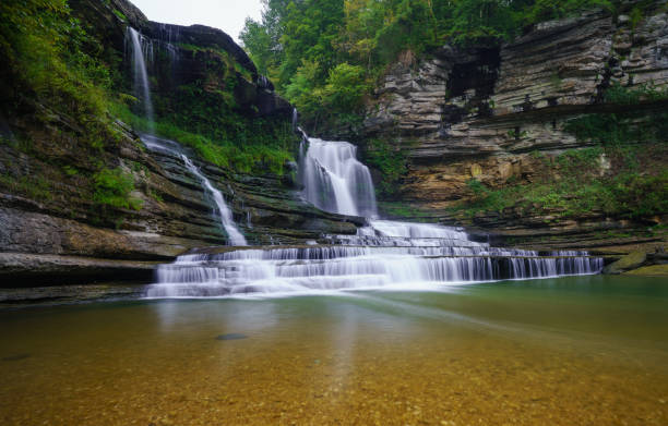 Waterfall in Cummins Falls State Park, Tennessee Cummins Falls State Park is an idyllic, day-use park located nine miles north of Cookeville on the Blackburn Fork State Scenic River on the Eastern Highland Rim. tennessee river stock pictures, royalty-free photos & images