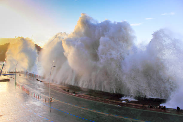 волна в сан-себастьян-доностия, испания - tsunami стоковые фото и изображения