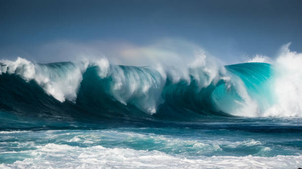 волны, разбиваемые на побережье лансароте, ла санта. канарские острова - tsunami стоковые фото и изображения