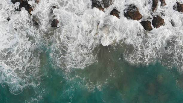 dalgalar üzerinde kayalık deniz - ağır çekim stok fotoğraflar ve resimler