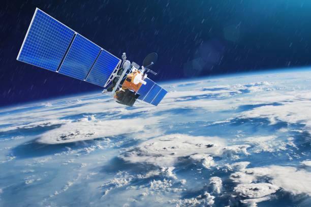地球を周回する宇宙空間における嵐と竜巻の強力な雷雨を観測するための気象衛星。nasa が提供するこのイメージの要素 - 人工衛星 ストックフォトと画像