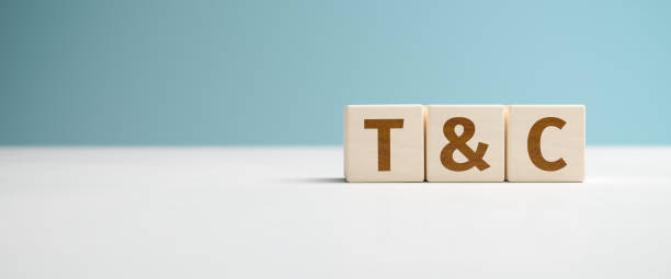 bannière web « t &c » - l’abréviation de termes et conditions construite à partir de lettres sur des cubes en bois pour l’utilisation comme bannière web. - conditions générales photos et images de collection