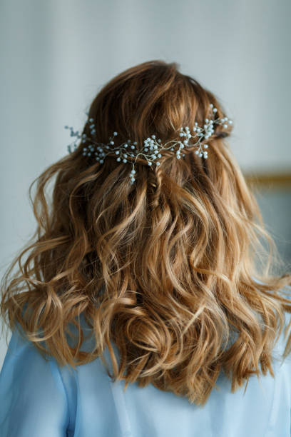 bruiloft kapsel losse donkerbruine haren - hair braid stockfoto's en -beelden