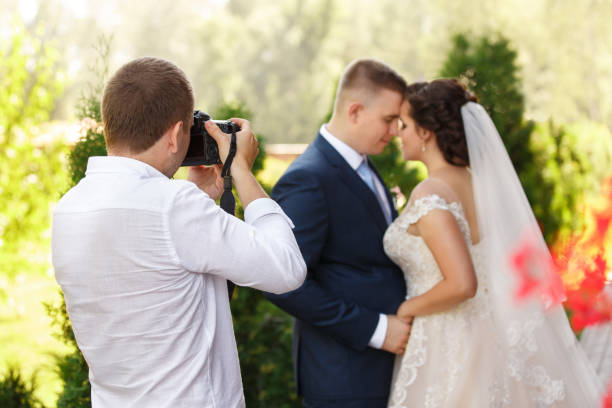 photographe de mariage prend des photos de la mariée et le marié - photographe mariage photos et images de collection