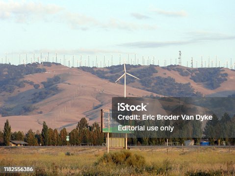 istock Welcome to Tehachapi World Wind Energy Leader Sign with Modern Windmills spin on hillside 1182556386