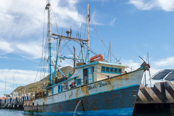хорошо используется рыбацкая лодка в кабо-сан-лукас марина - has san hawkins стоковые фото и изображения