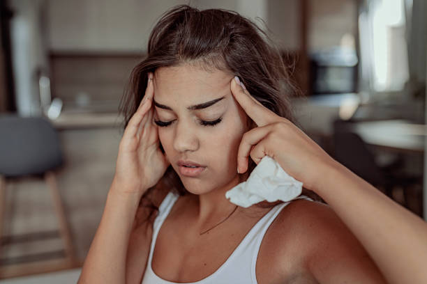 wat kan de oorzaak van deze ochtend migraine? - hooggevoelig stockfoto's en -beelden