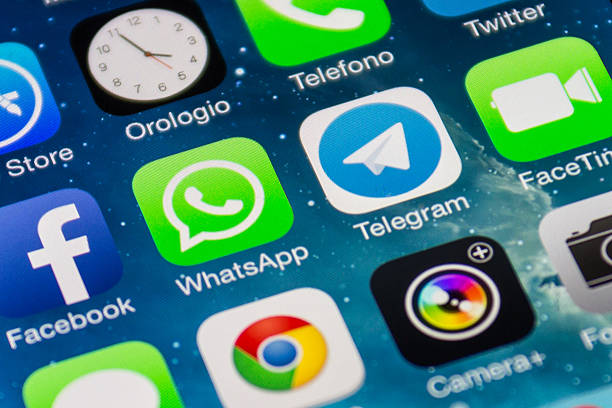 whatsapp and telegram application - whatsapp stockfoto's en -beelden