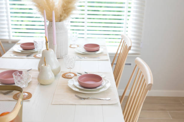 impostazione piatto bianco e viola sul tavolo da pranzo - tovaglietta foto e immagini stock