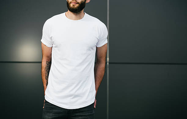 camiseta branca em branco em branco com espaço para o seu logotipo - camiseta branca - fotografias e filmes do acervo