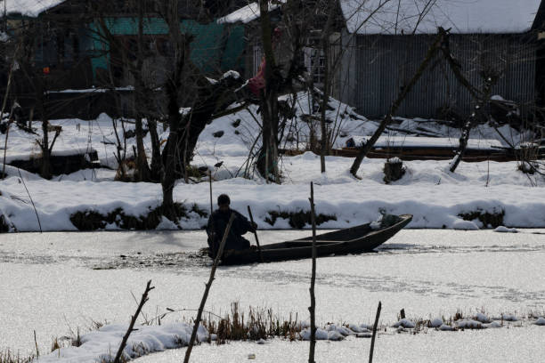 White blanket of snow in Kashmir 14 Jan 2020 Kashmir valley blanketed in snow as the region received fresh snowfall on Monday. The early morning snowfall caused roads to be waterlogged and also led to the snapping of electricity lines of Srinagar, Indian side kashmir. srinagar stock pictures, royalty-free photos & images