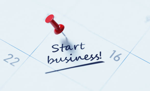 calendario blanco con pin de empuje rojo para recordar una fecha importante - iniciar una empresa fotografías e imágenes de stock