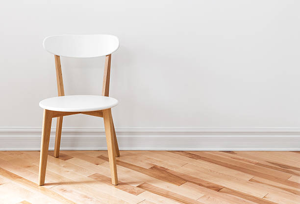 白の椅子で、空のお部屋 - 木製　椅子 ストックフォトと画像