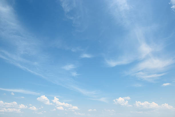 white cloud on blue sky - heldere lucht stockfoto's en -beelden