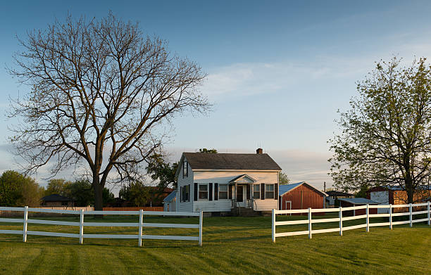 White farmhouse White farmhouse behind white fence in rural Illinois farmhouse stock pictures, royalty-free photos & images