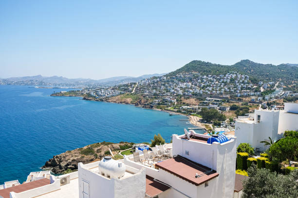 witte vakantievilla's huizen op resort met zeestad uitzicht - bodrum stockfoto's en -beelden