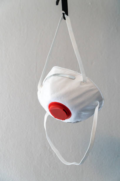 maschera bianca n95 con filtro rosso appeso all'elastico - patrick zaki foto e immagini stock