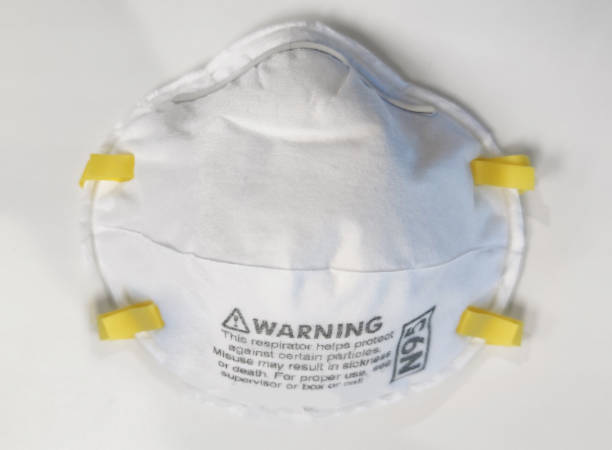 белая защитная гигенная маска изолированные фоны для врачей и пациентов от вирусной биологической инфекции и пыли pm2.5, пандемические новос - n95 mask стоковые фото и изображения
