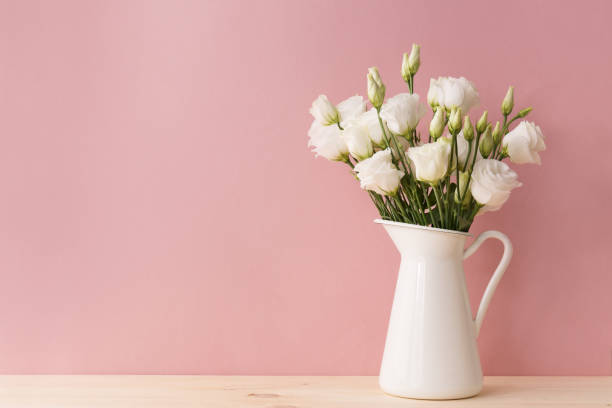 weiße rosen in vintage vase - blumenstrauß stock-fotos und bilder