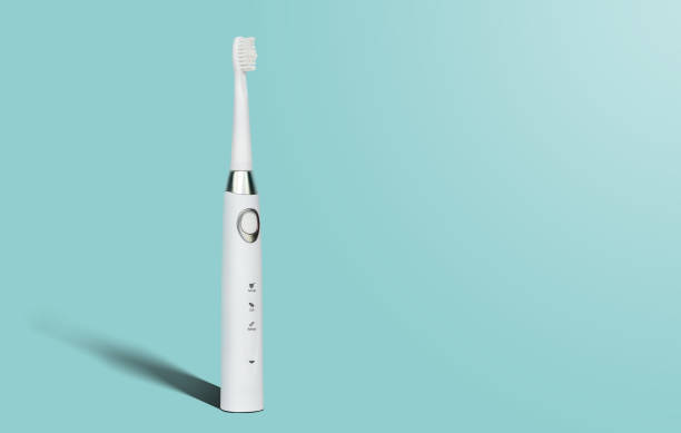 vit sonic tandborste för rengöring tänder på en blå pastell bakgrund. medicinska och odontologiska konceptet. - elektricitet verktyg smartphone bildbanksfoton och bilder