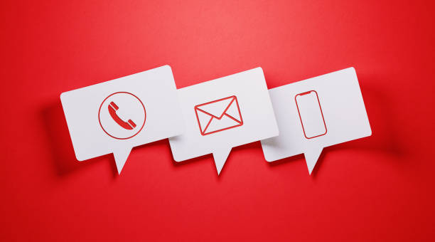 vit tal bubbla formad post it notes med kommunikations symboler på röd bakgrund - kuvert mobil ikon bildbanksfoton och bilder