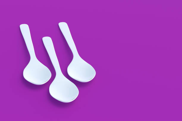 white spoons on violet background. copy space. 3d render - sdfdsf imagens e fotografias de stock
