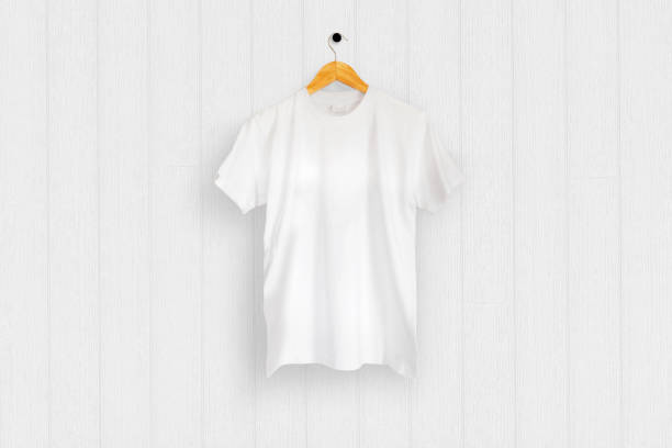 白い木の壁に掛けられた白いtシャツ - tシャツ 写真 ストックフォトと画像