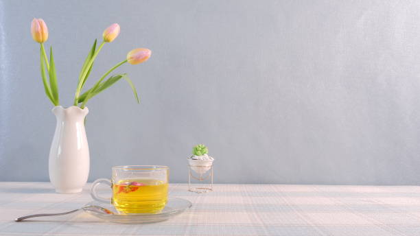白色花瓶，有粉紅色的鬱金香，多汁的植物和桌上的玻璃茶杯 - bouquets of flowers 個照片及圖片檔