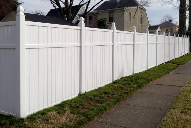 White Vinyl Fence White vinyl fence in residential neighborhood. fence stock pictures, royalty-free photos & images