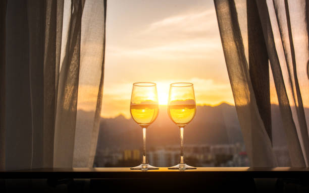witte wijn op tafel bij zonsondergang - sunset dining stockfoto's en -beelden
