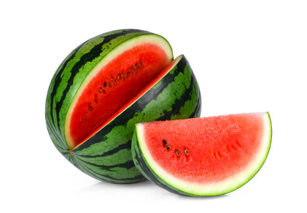 geheel en segmenten watermeloen geïsoleerd op witte achtergrond - watermeloen stockfoto's en -beelden
