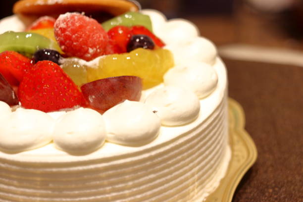 フルーツのホールケーキ - 誕生日ケーキ ストックフォトと画像